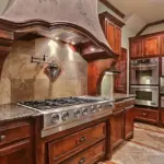 Hvor lang tid vil en indbygningsvandlås typisk holde?